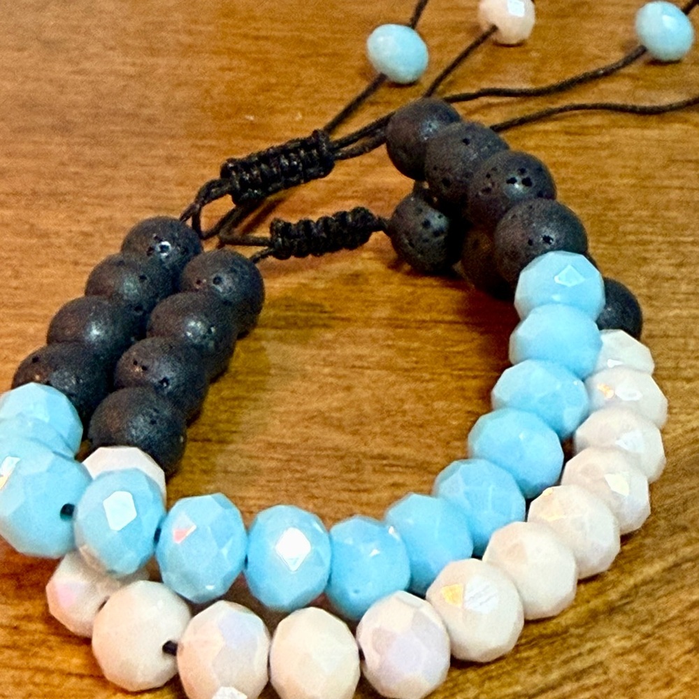 Elegant Blue and White Beaded Bracelet - Picture 7 of 8